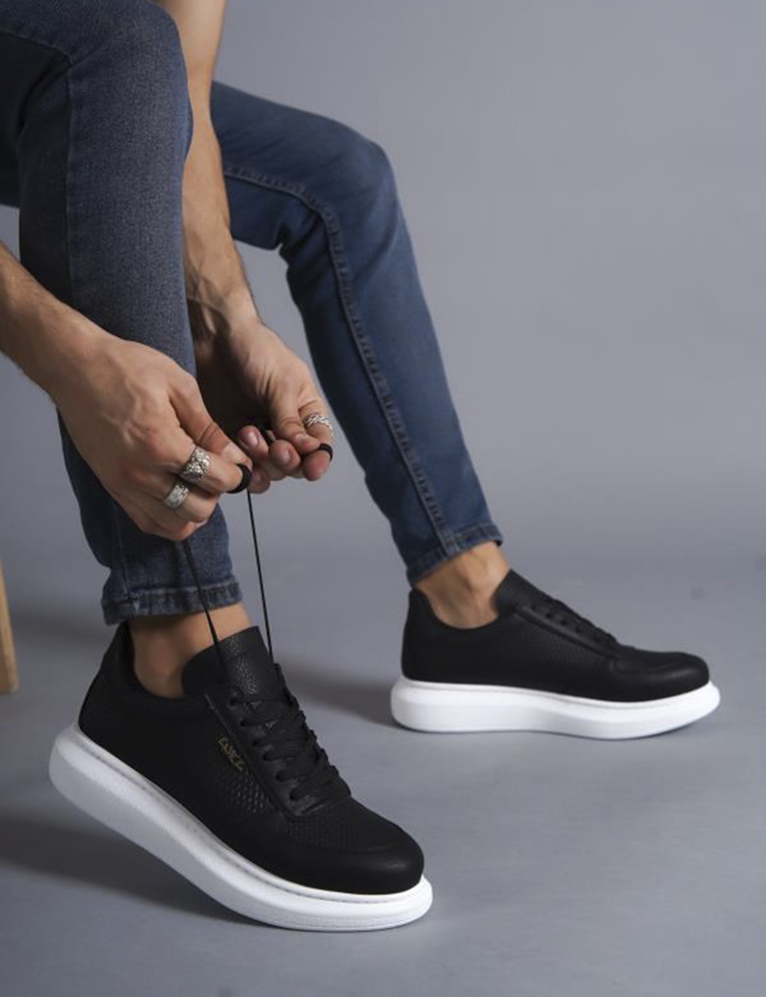 Ανδρικά ασπρόμαυρα Sneakers δερματίνη ανάγλυφο σχέδιο 0422020 φωτογραφία